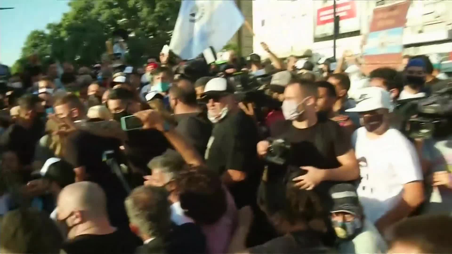 Claudia, Dalma y Gianinna lideraron la marcha por Maradona