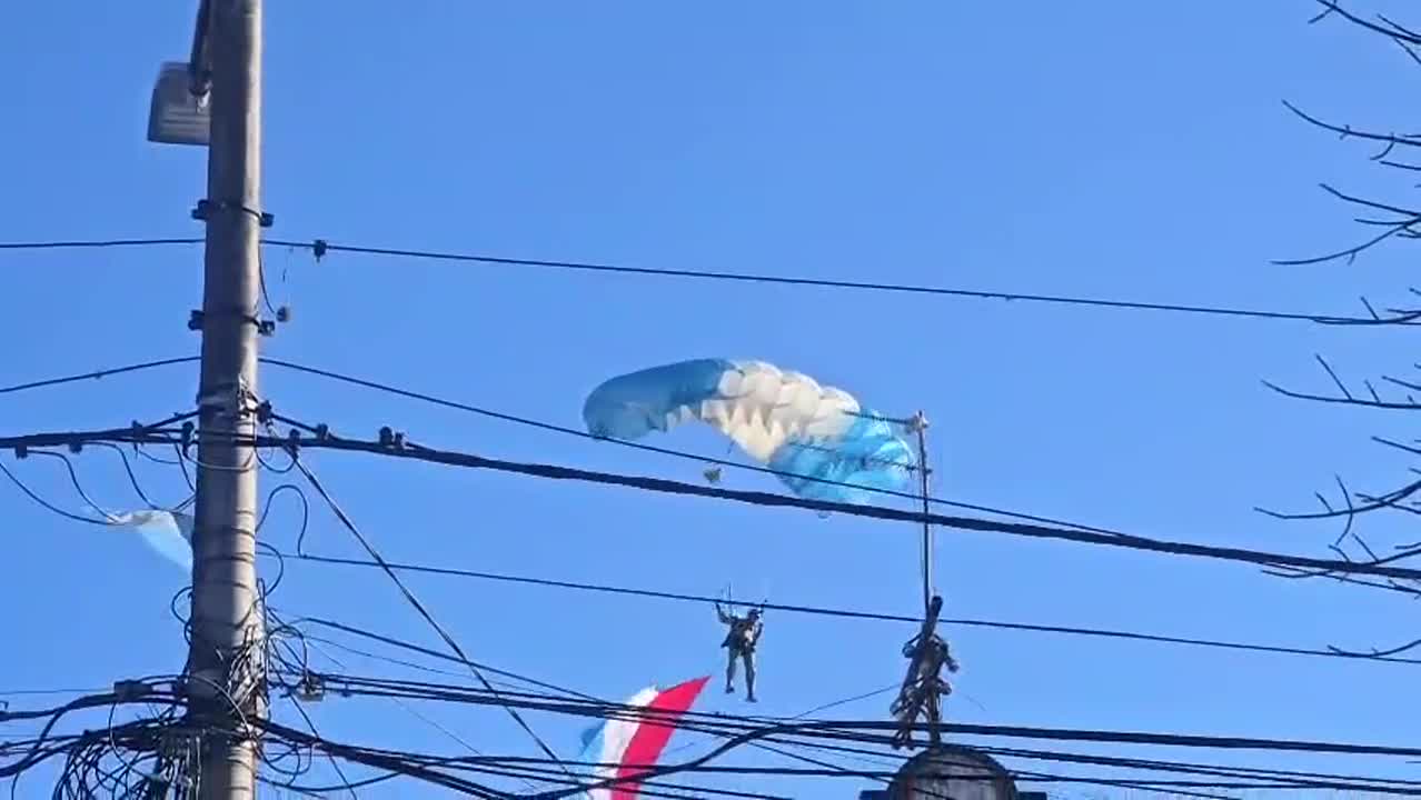 Paracaidista cae en un sitio contiguo al acto
