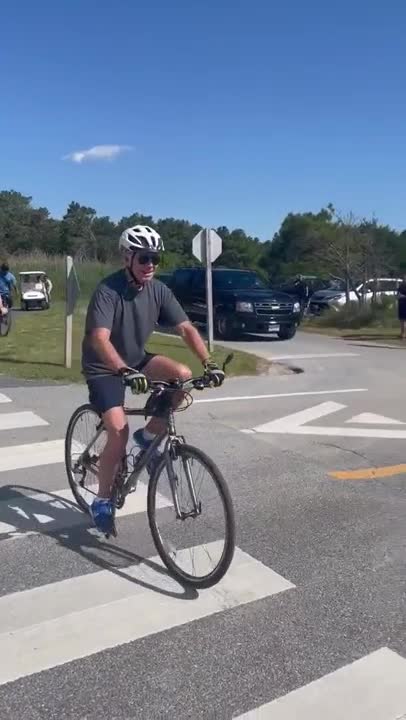 Biden se cayó de la bicicleta durante un paseo