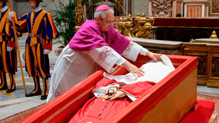 El rito del cierre del féretro del papa Francisco antes previo al último adiós