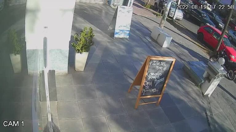 Un naranjita le pinchó dos cubiertas a plena luz del día