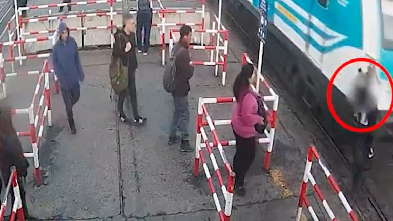 Se distrajo con el celular, casi es arrollado por el tren y todo quedó filmado