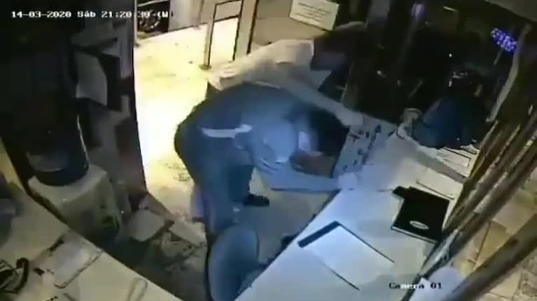 Violó la cuarentena y golpeó al guardia del edificio
