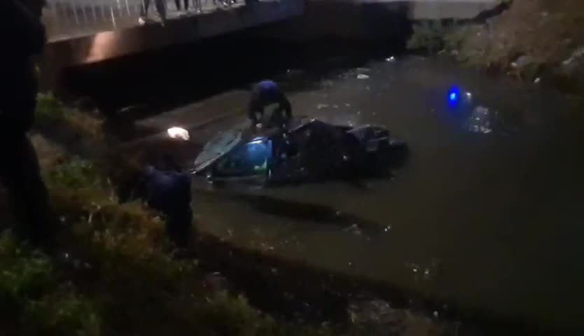 Así fue el rescate del conductor que cayó con su auto al canal