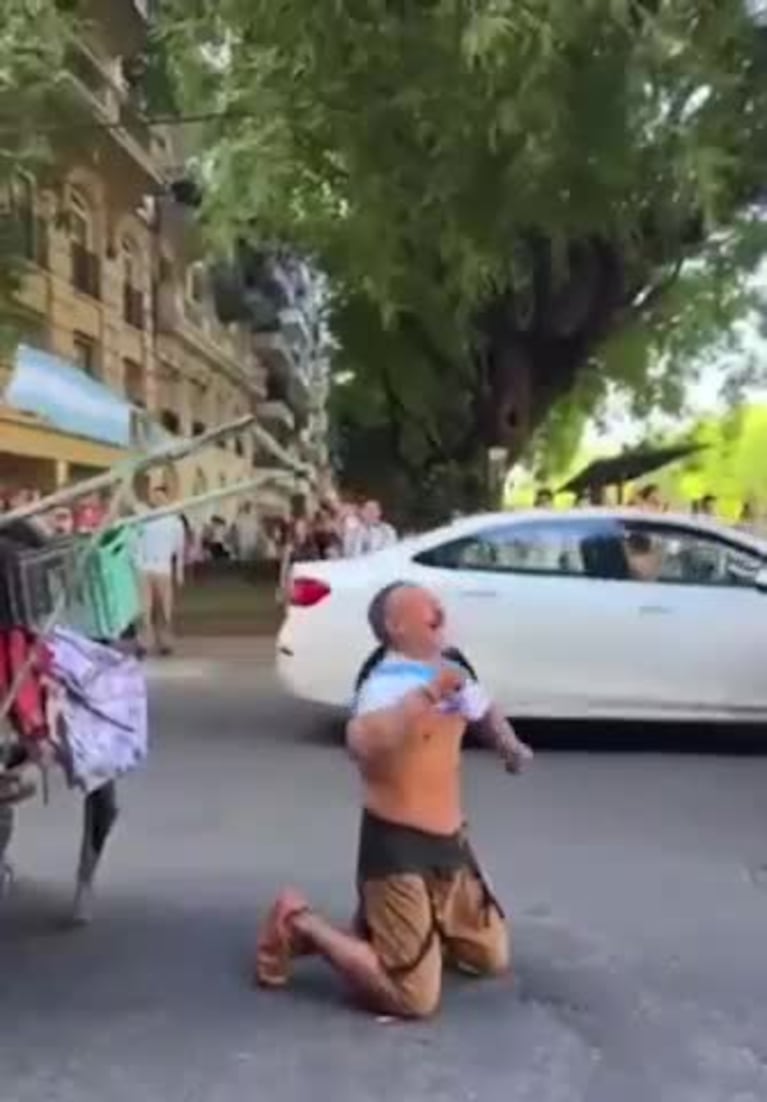 El emotivo gesto de un hincha con un cartonero