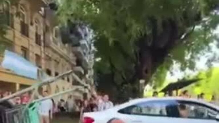 El emotivo gesto de un hincha con un cartonero