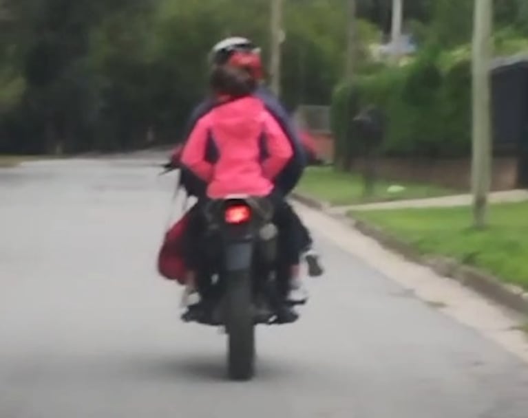 Un niño manejó una moto varias cuadras con complicidad de su padre en Alta Gracia