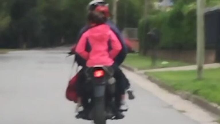 Un niño manejó una moto varias cuadras con complicidad de su padre en Alta Gracia