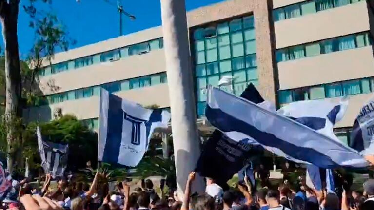 El banderazo de los hinchas de Talleres en la previa del clásico ante Belgrano en Alberdi