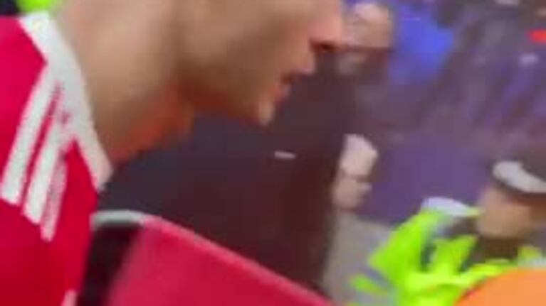 CR7 se desquitó con un hincha del Everton