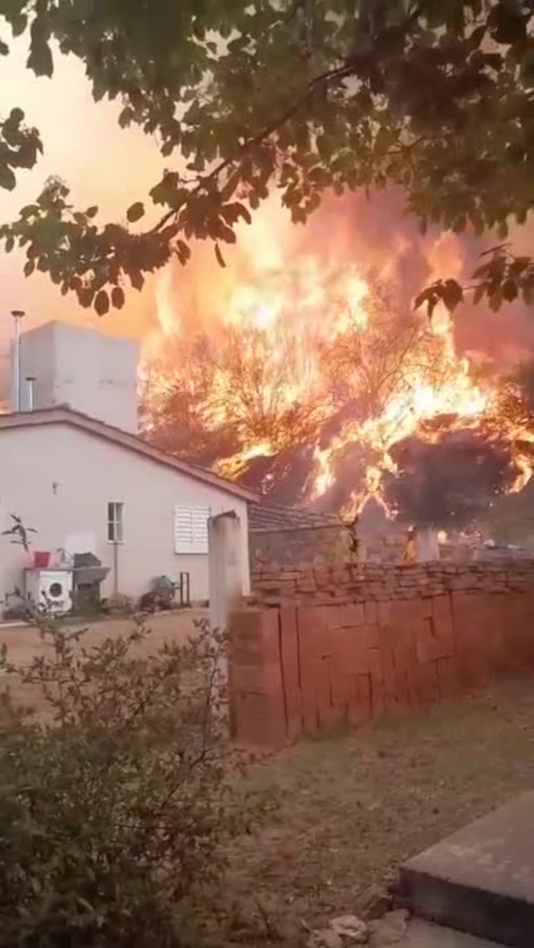 El fuego rodeó las casas de Altos del Valle