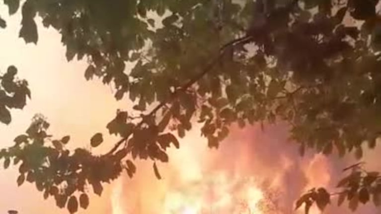 El fuego rodeó las casas de Altos del Valle