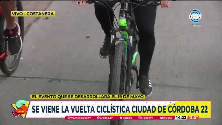 Llaryora en bici en la previa a la Vuelta Ciclística