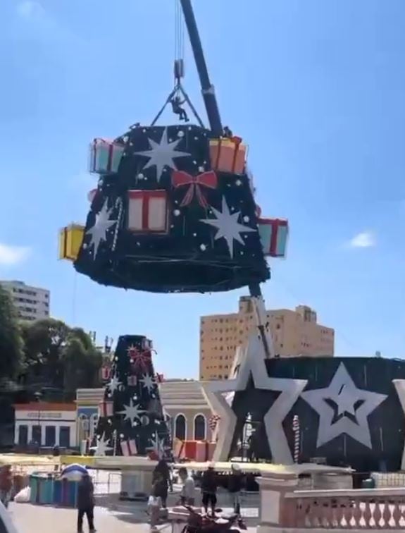 Así fue la terrible muerte de un operario durante el armado de un árbol de Navidad en Brasil