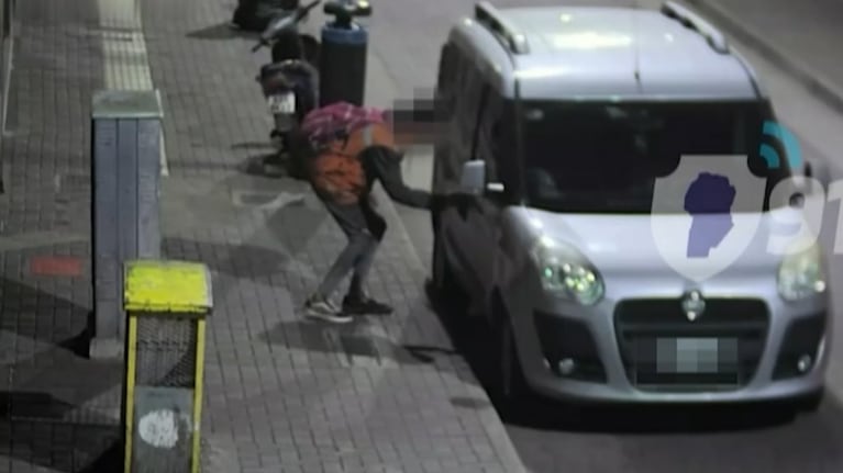 Video: fingió ser naranjita, forzó la puerta de un utilitario y robó en pleno centro