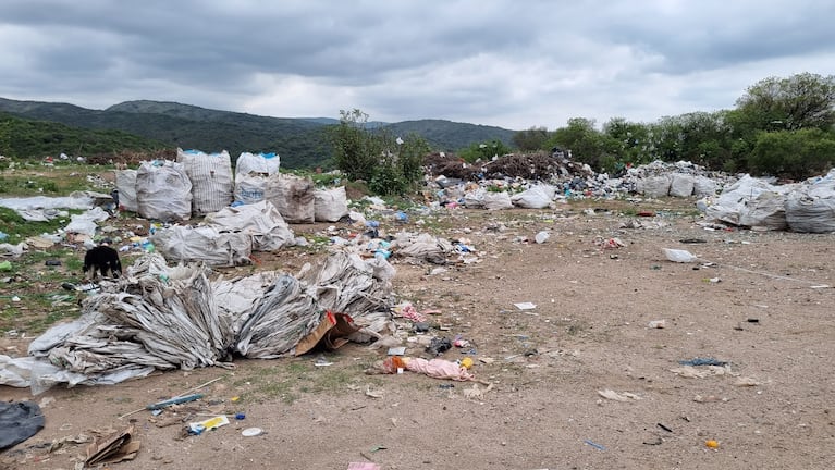 Basural a cielo abierto en Agua de Oro no para de crecer: la propuesta del municipio