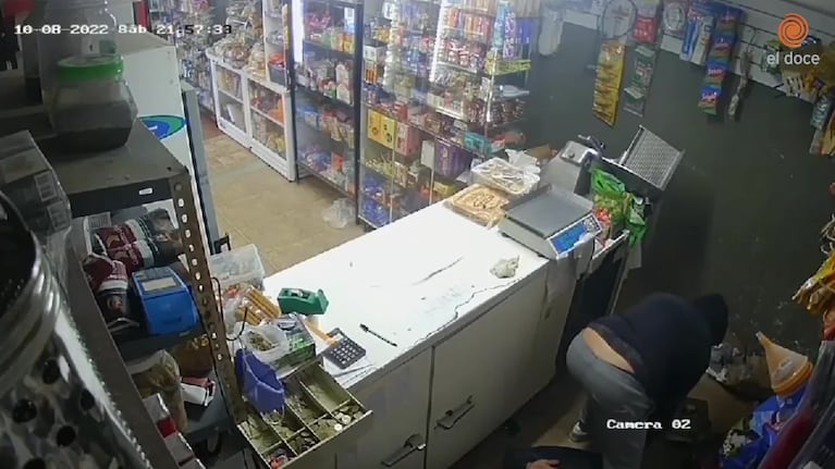 Video: ladrones armados entraron a su local, tomaron de rehén a sus hijos y lo maniataron