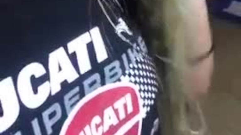 Fue a arreglarse el pelo y ahora tiene que usar peluca