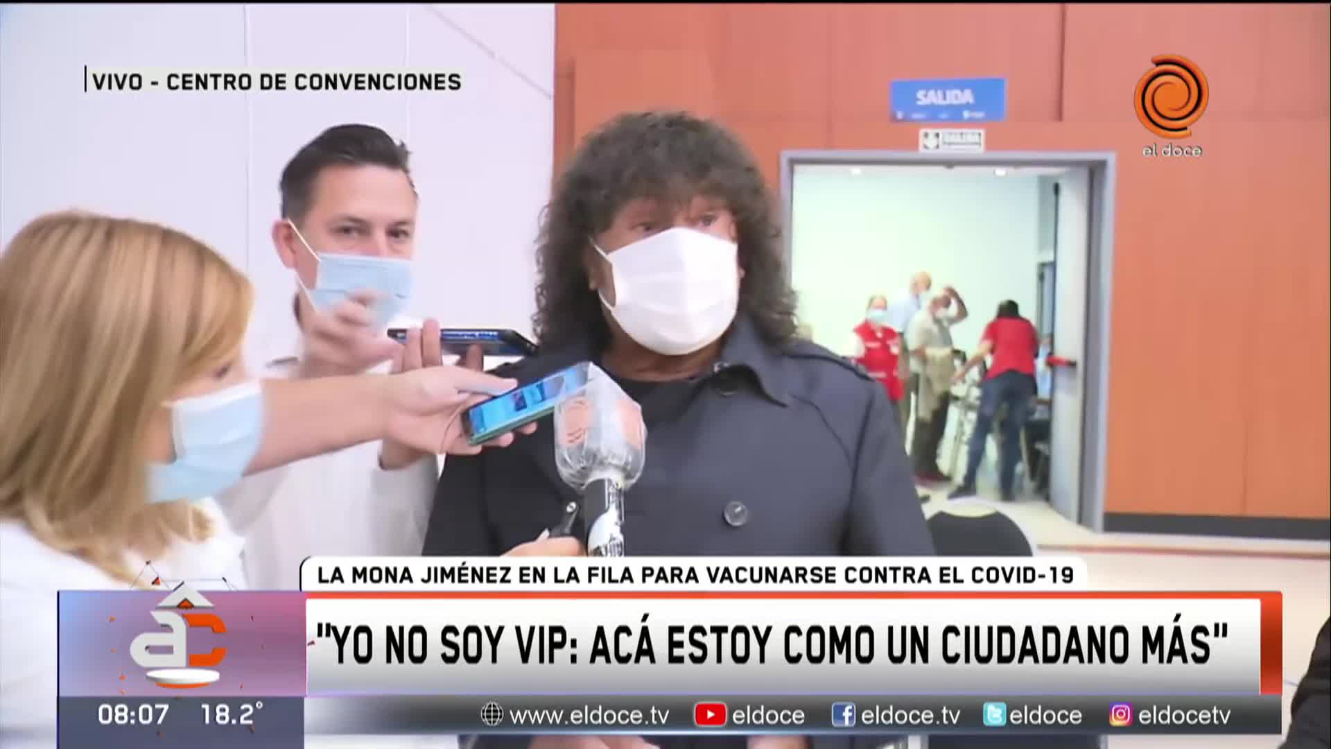 La Mona, en la fila para vacunarse