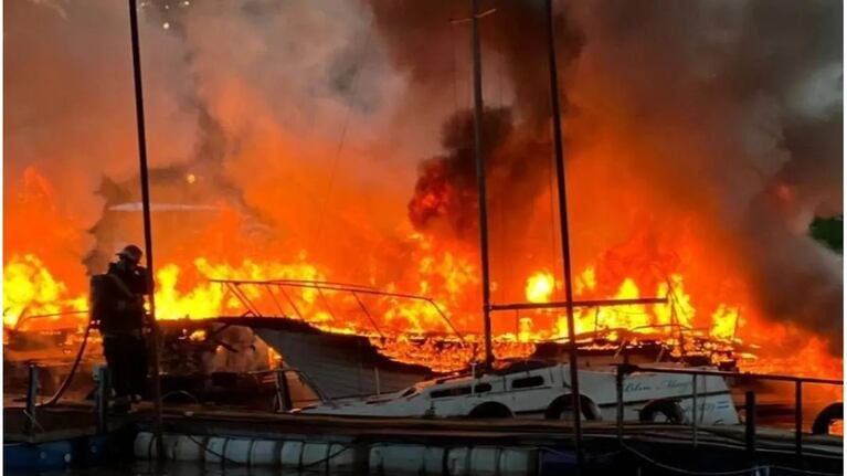 Una lancha explotó y se desató un feroz incendio