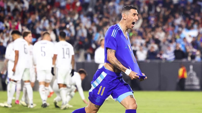 El golazo de tiro libre de Di María y en la victoria de Argentina ante Costa Rica