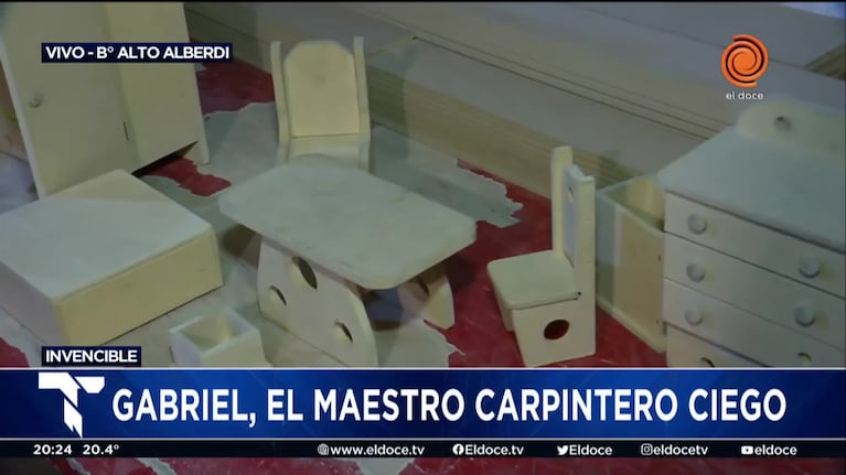 Un carpintero es ciego y hace maravillas con madera en su taller