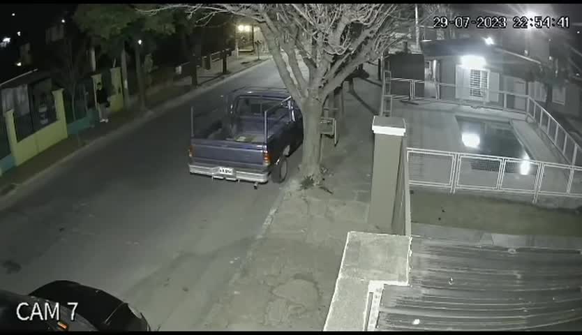 Entraron como si fuera su casa y robaron una moto