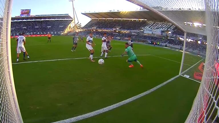 Centro de Bebelo Reynoso y golazo de Talleres ante Gimnasia