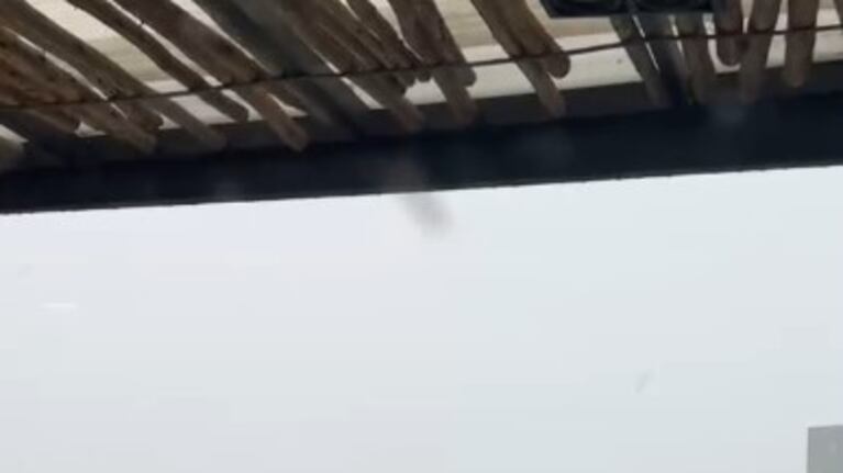 Así fue la repentina caída de granizo en Potrero de Garay
