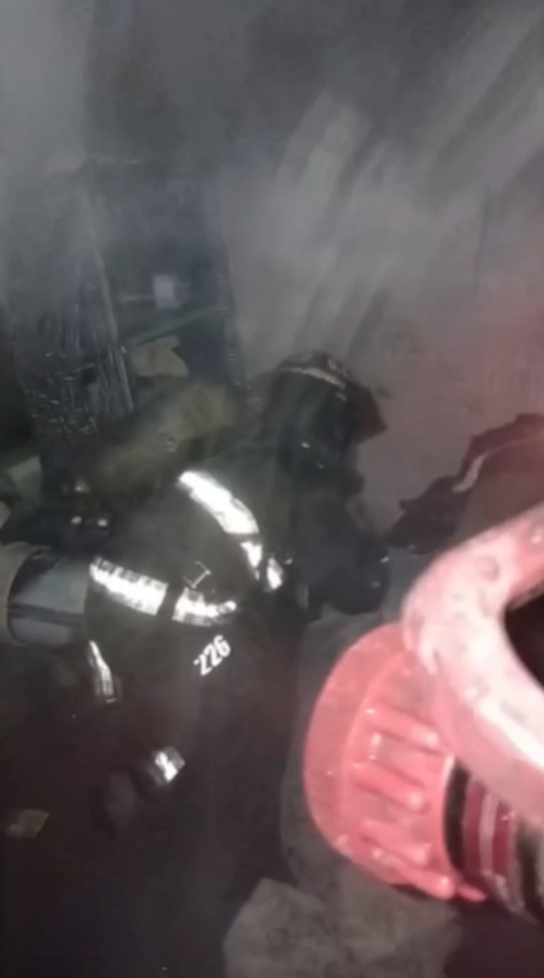 Bomberos rescataron a un perrito que quedó atrapado en un incendio: el video