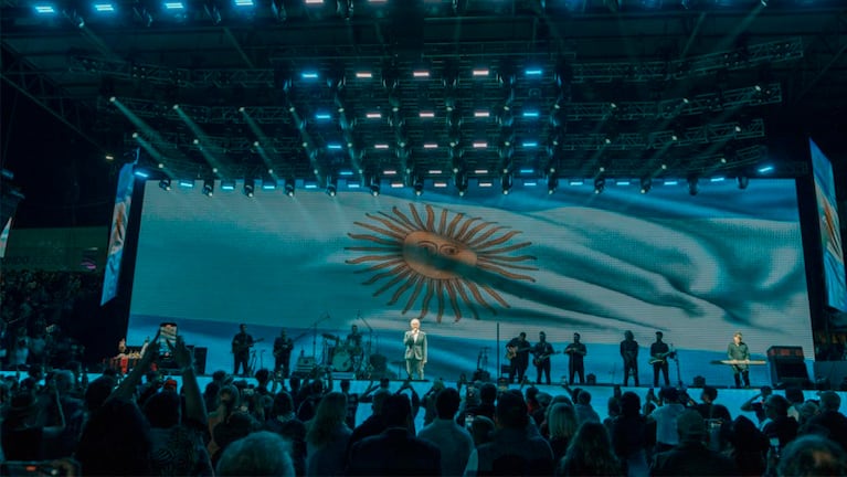 La interpretación del Himno por Jairo en la apertura de los 60 años del Festival de Jesús María