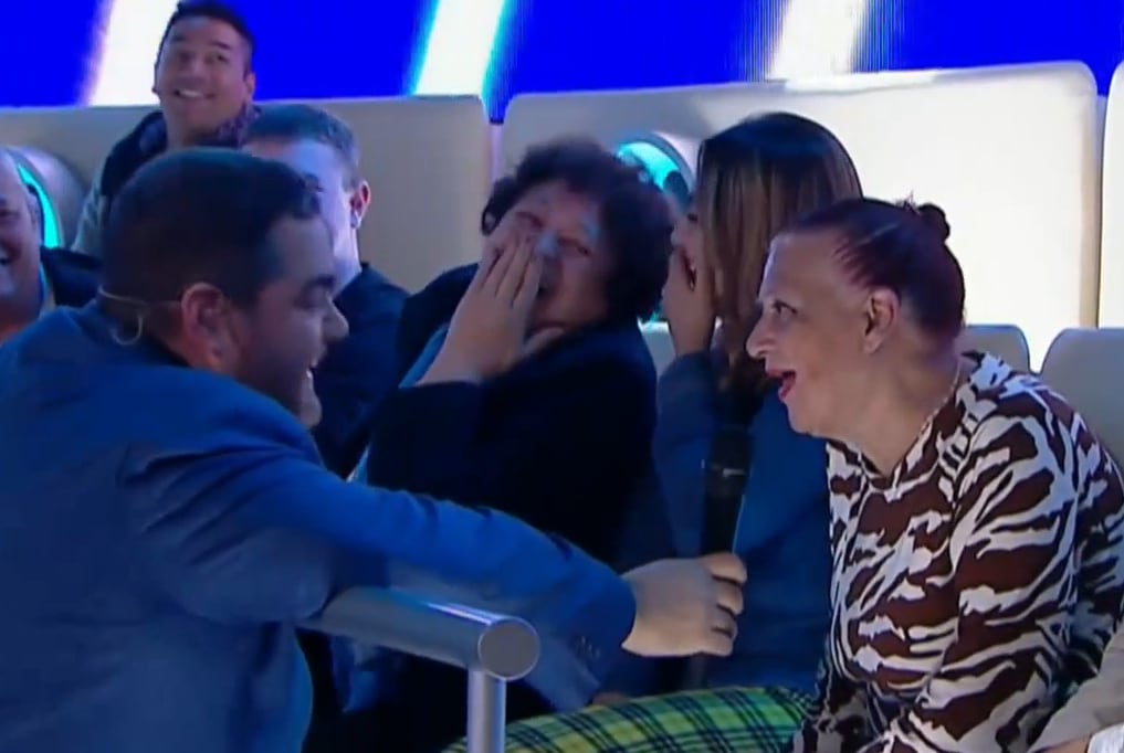 El beso de los participantes de Ahora Caigo