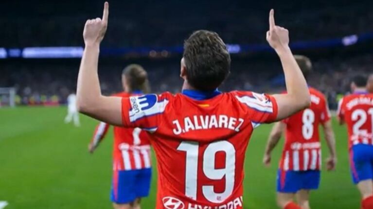 Julián Álvarez y su golazo picándola de penal en el clásico entre el Atlético y el Real Madrid