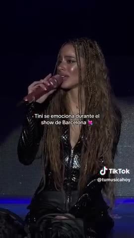 Tini Stoessel habló sobre su salud mental en pleno concierto