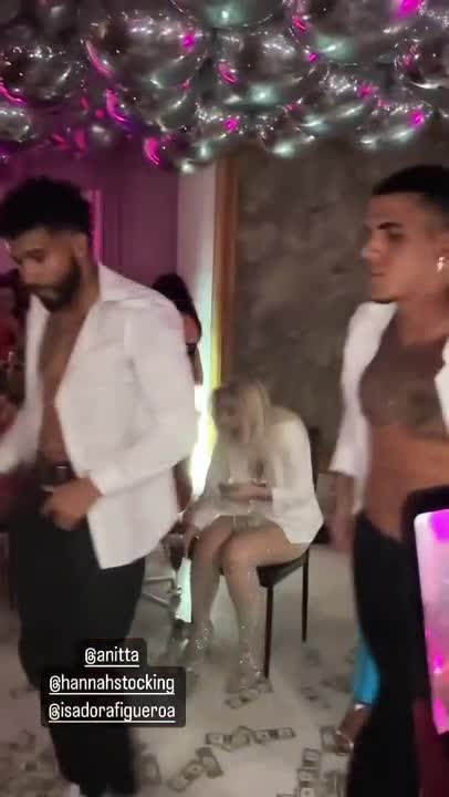 Strippers en la despedida de soltera de Lele Pons