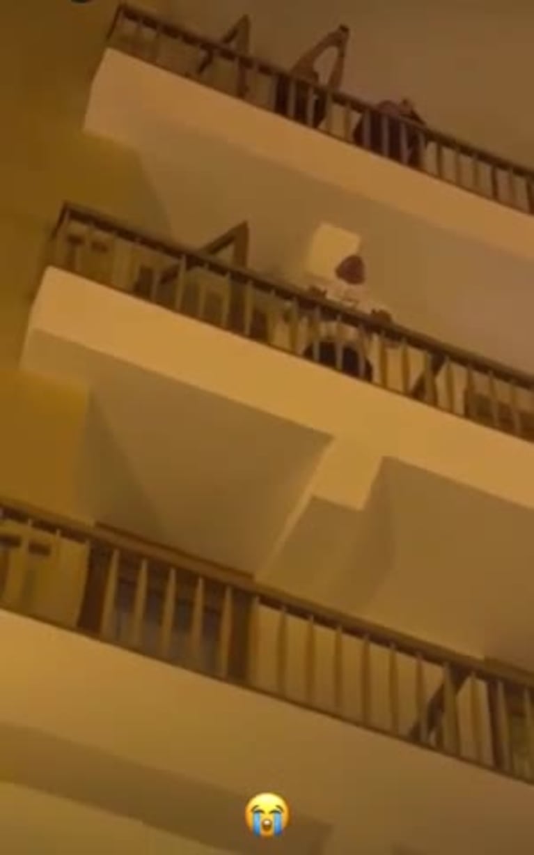 El líder de Ke Personajes cantando en el balcón de un hotel