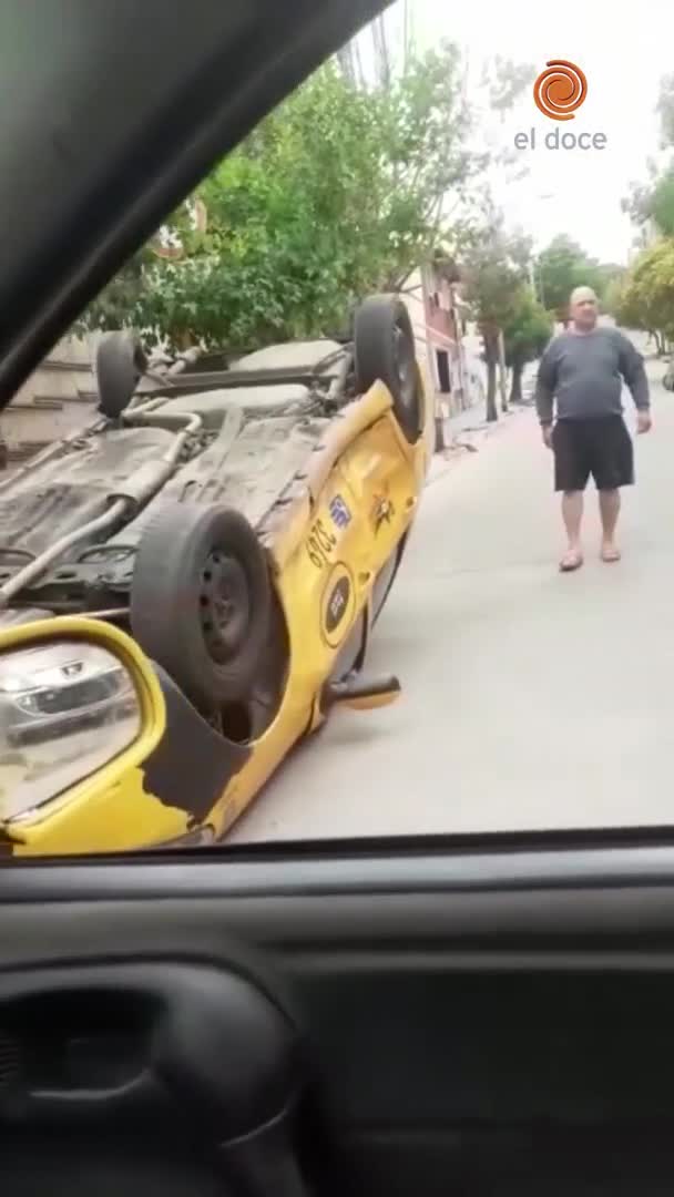 Un taxi volcó en barrio San Martín