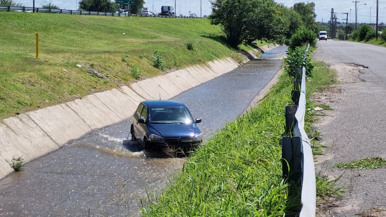 Cayó con el auto en una zanja de la Circunvalación en plena tormenta y todavía no lo puede sacar