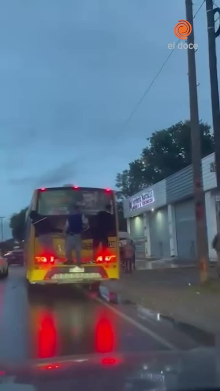 Adolescentes iban colgados de un colectivo