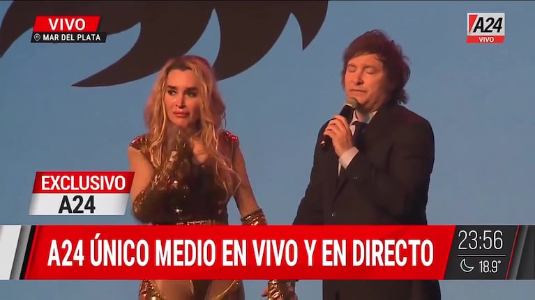 El apasionado beso de Milei y Fátima en el escenario