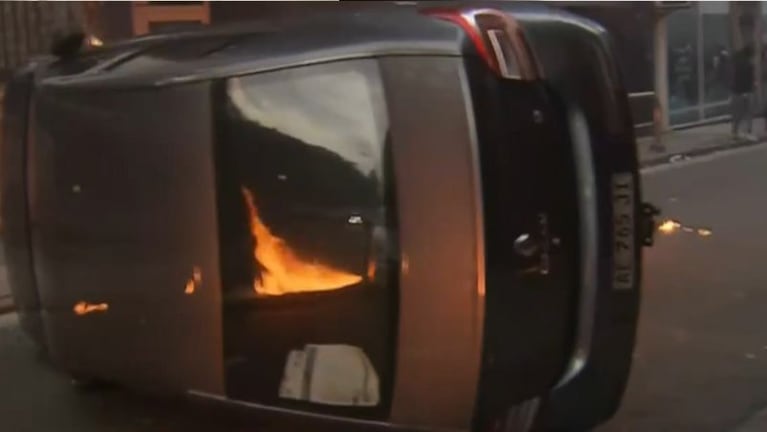 Manifestantes prendieron fuego otro auto en las inmediaciones del Congreso