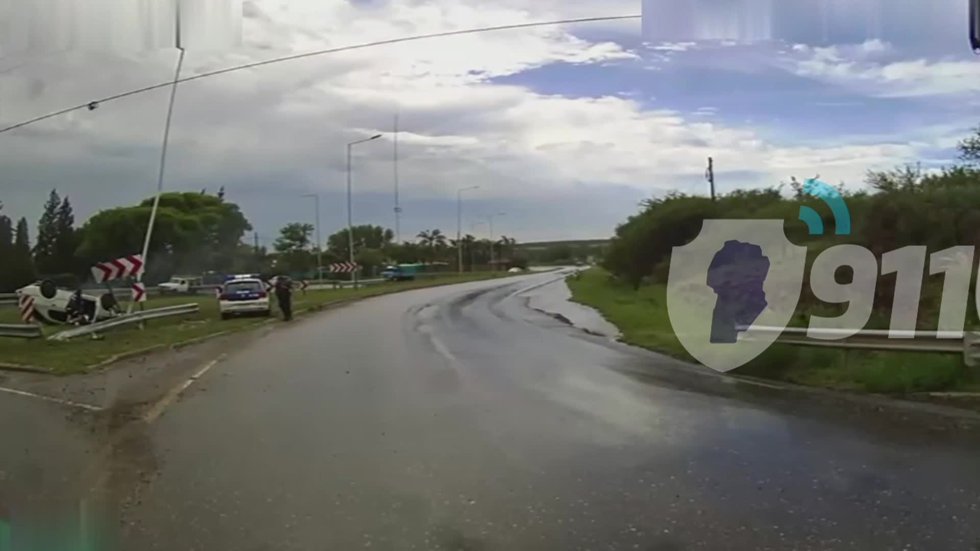 Una persecución terminó con un auto incendiado