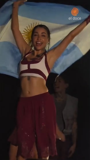 María Becerra mostró la bandera argentina en Barcelona