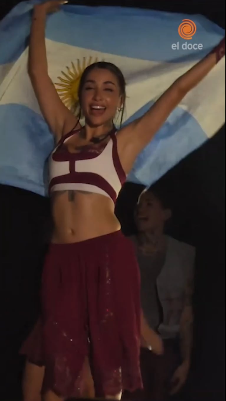 María Becerra mostró la bandera argentina en Barcelona