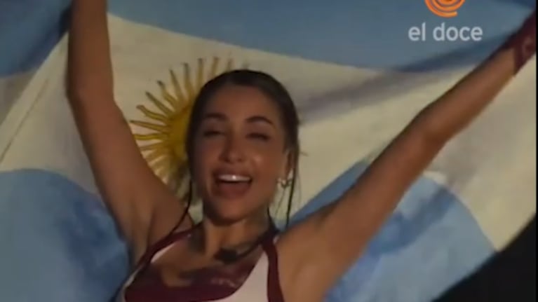 María Becerra mostró la bandera argentina en Barcelona