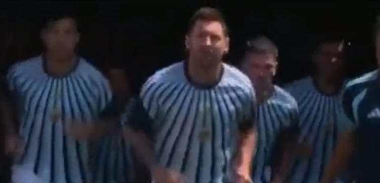 Messi encabezó el calentamiento de Argentina y fue ovacionado antes de la final