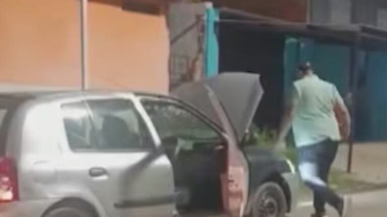 Reventó a piedrazos un auto tras un choque