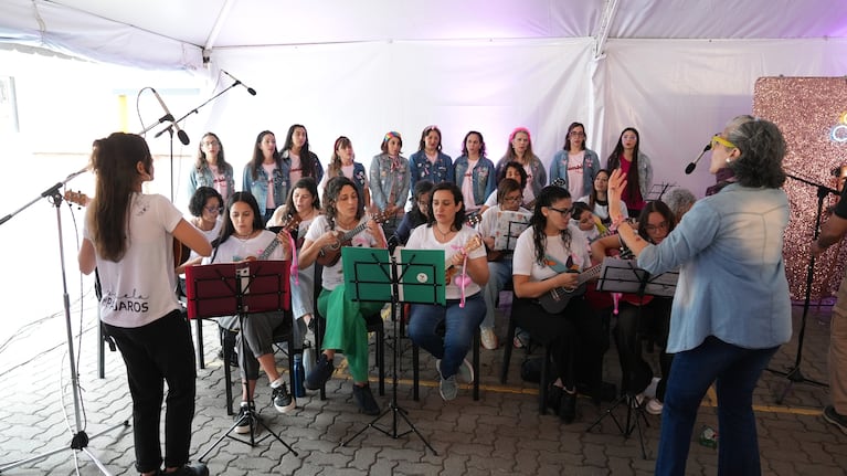 La emotiva apertura de Seguimos con el grupo vocal Bombón y los ukeleles de la Escuela de Pájaros