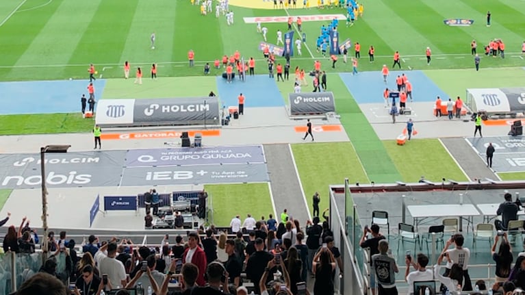Así se vivió la salida de la T y el Pirata en el Kempes