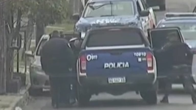 Así escapó un delincuente tras el robo de un auto estacionado